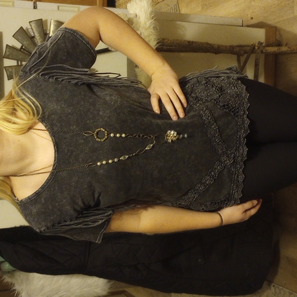 Gimmicks BKE fringe gray distressed top